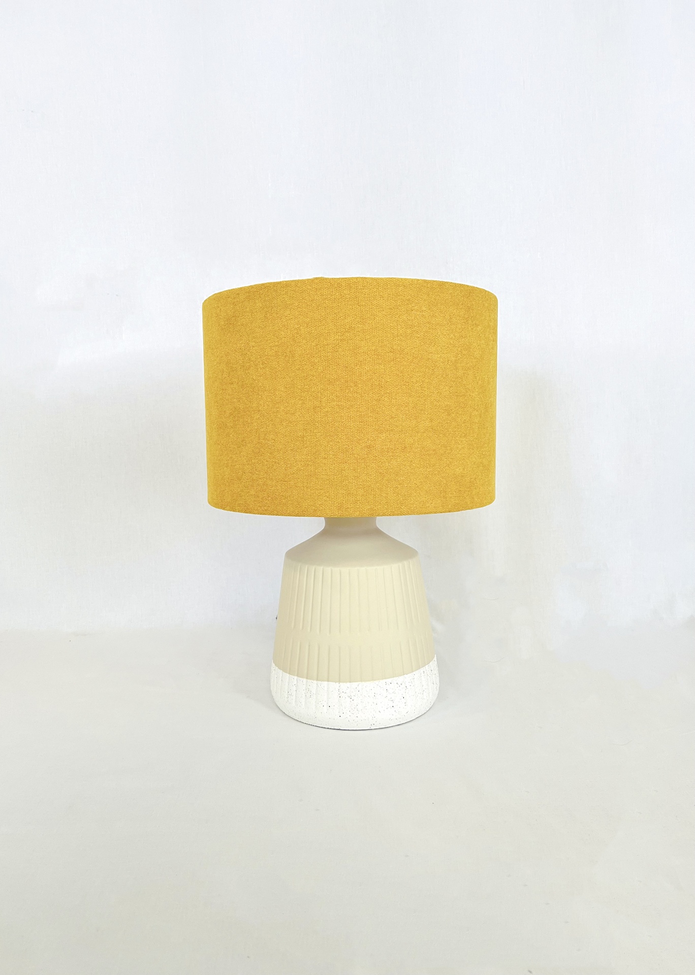 EL88225AB30 Candeeiro de mesa com base bege e branca e abat-jour amarelo