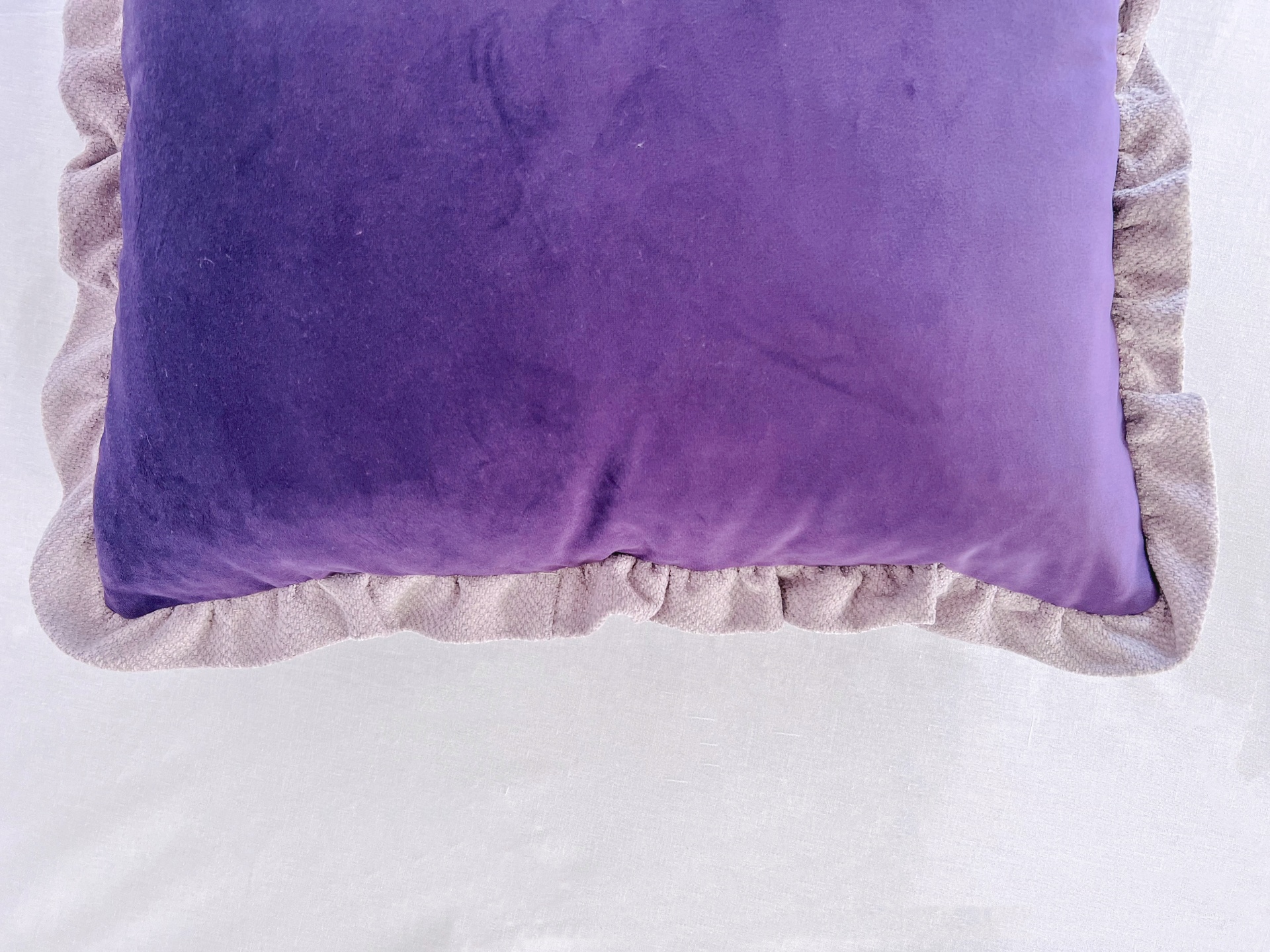 AL5050Ega Almofada violeta aveludada com borda bege e folhos