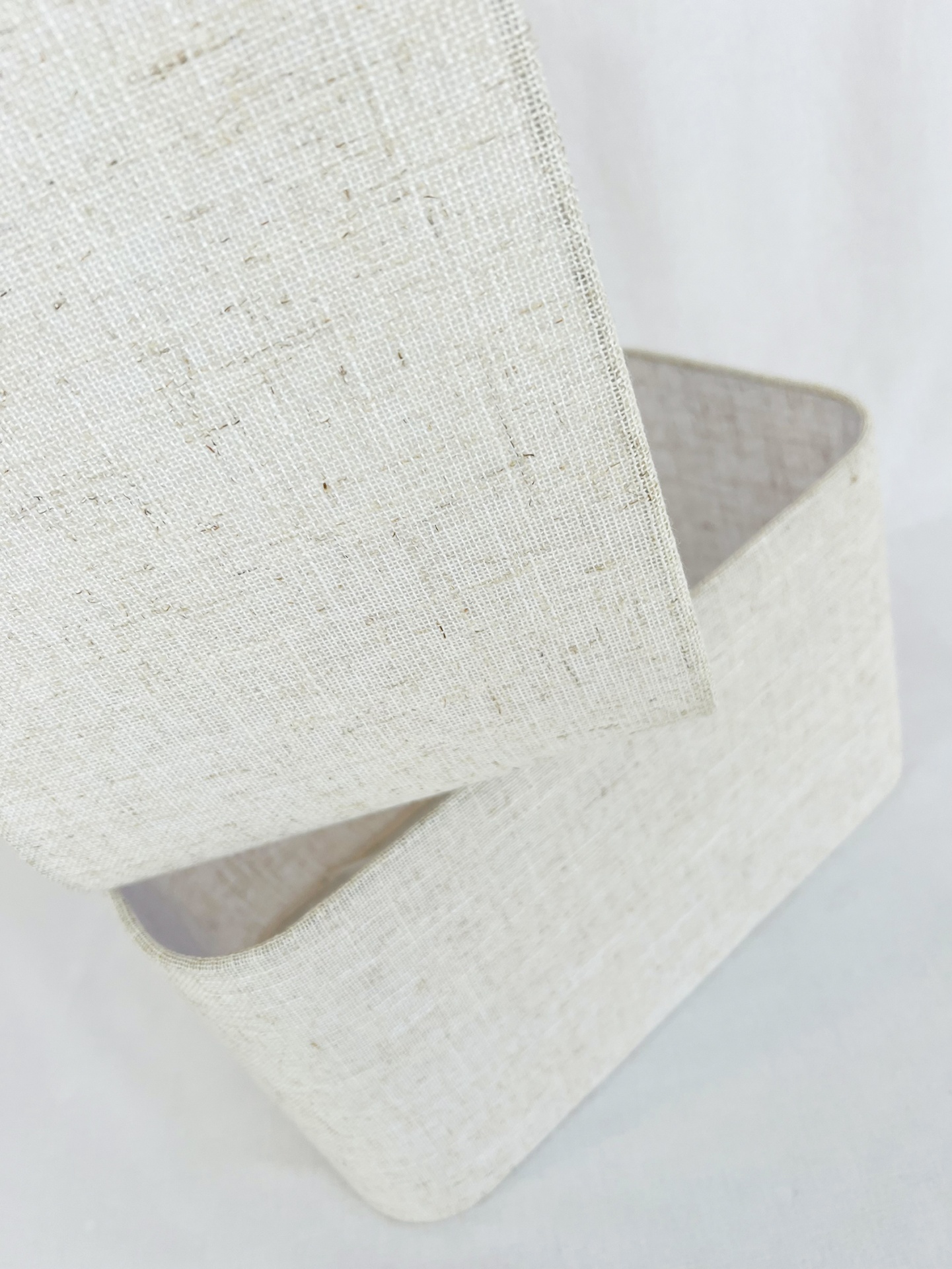 ABR352020Indie caixa retangular em tecido bege claro com textura linho e tampa levantada