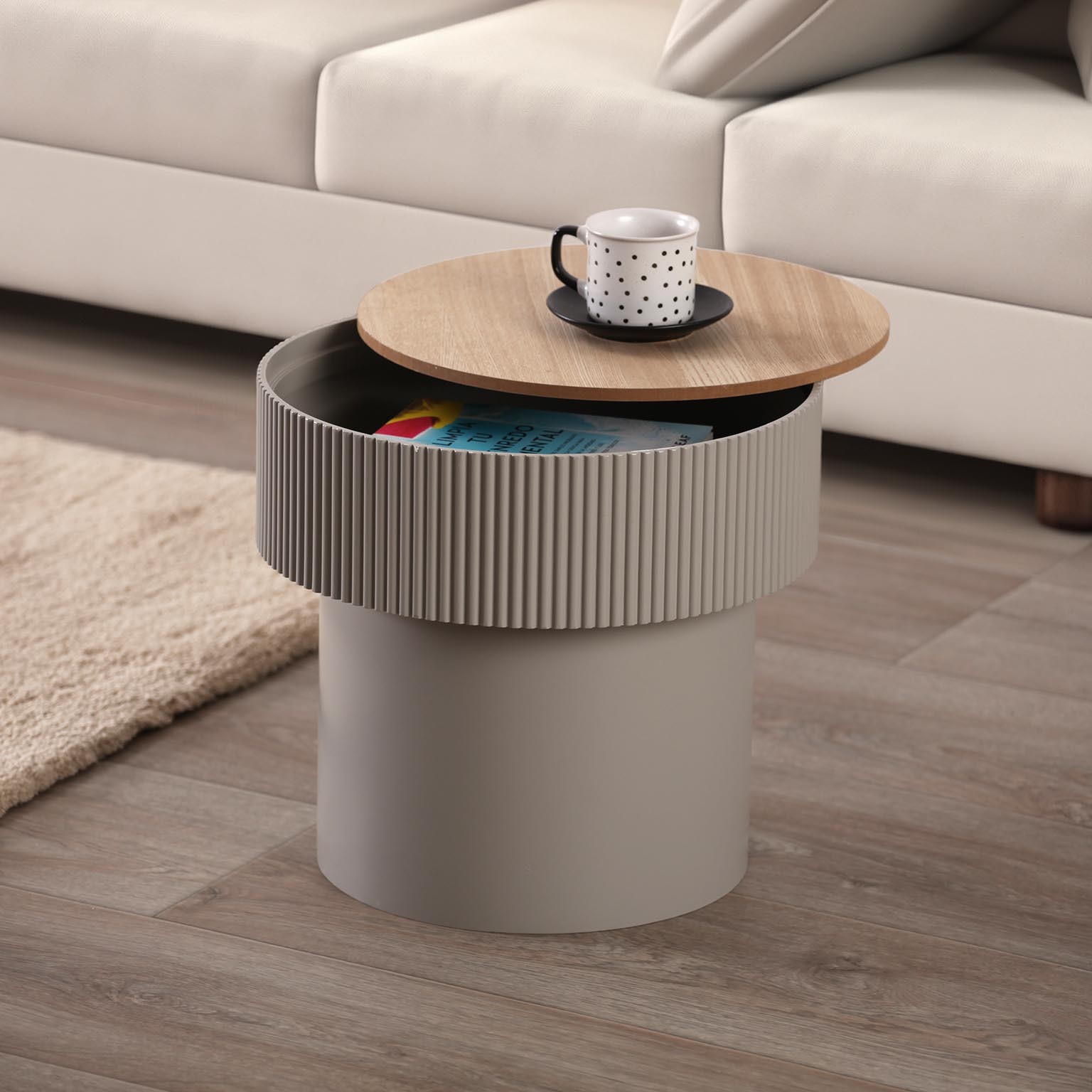 VE19880047 mesa de centro cinzenta com tampo de madeira clara e chávena com padrão de pontos pretos em cima