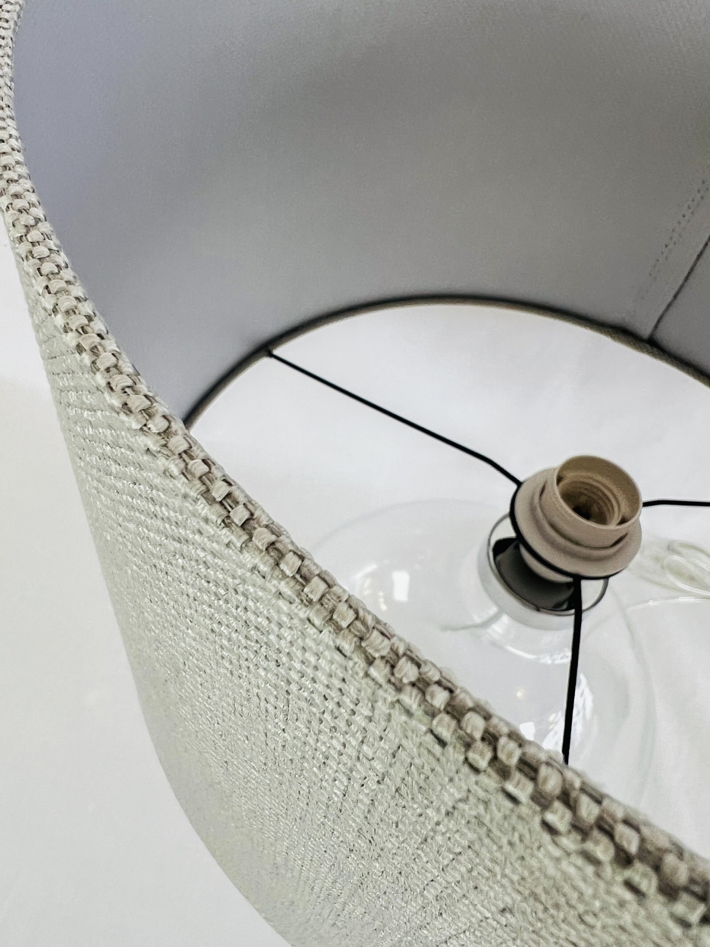 EL10060AB40 Abajur cúpula tecido branco com estrutura metálica e suporte lâmpada