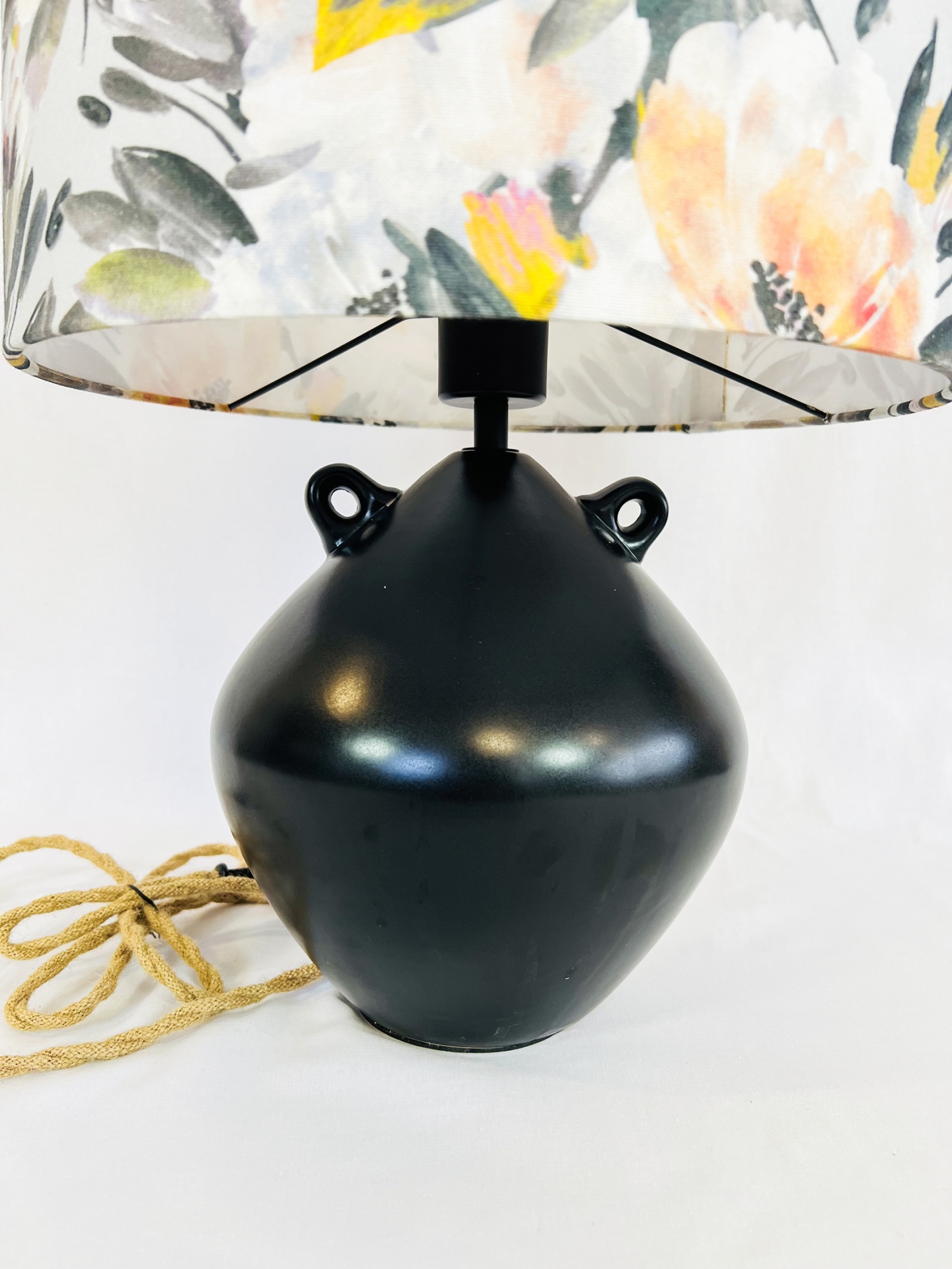 EL99322 Candeeiro de mesa com base preta fosca e cúpula floral colorida