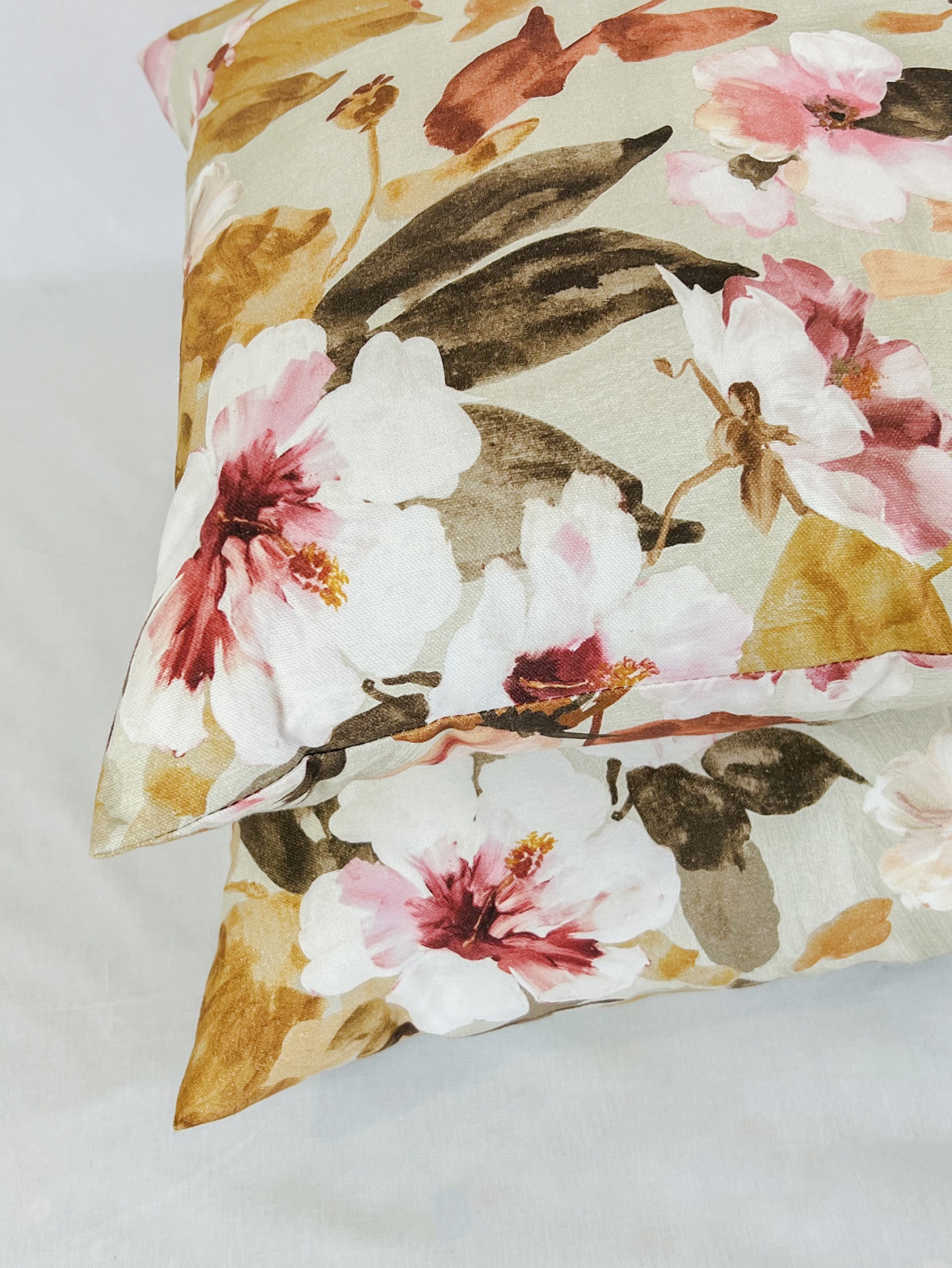 AL5050Genoveva Almofadas florais em tecido bege com detalhes em rosa e castanho