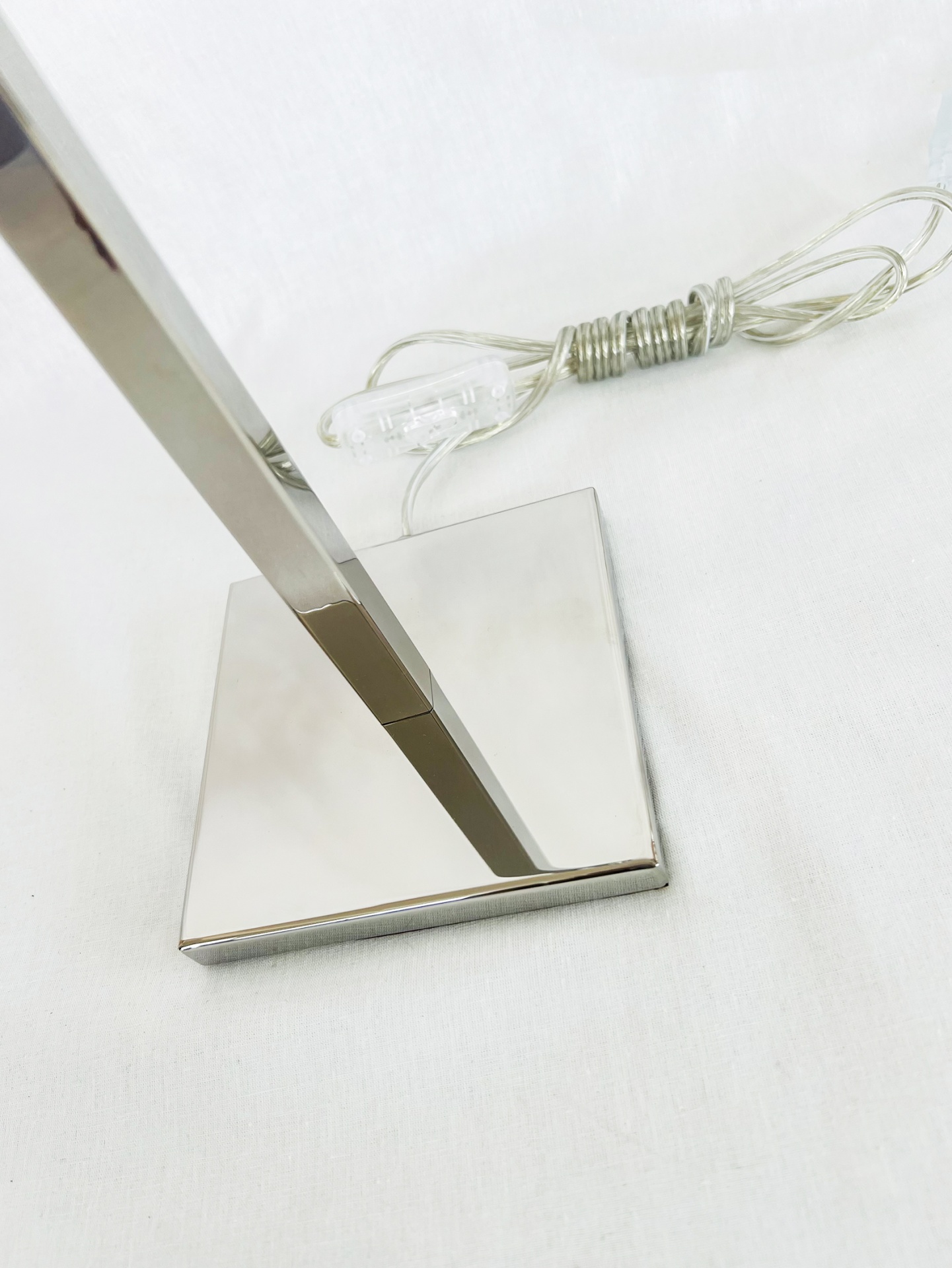 MF004 Base metálica cromada quadrada com cabo e lâmpada integrada, sobre fundo branco