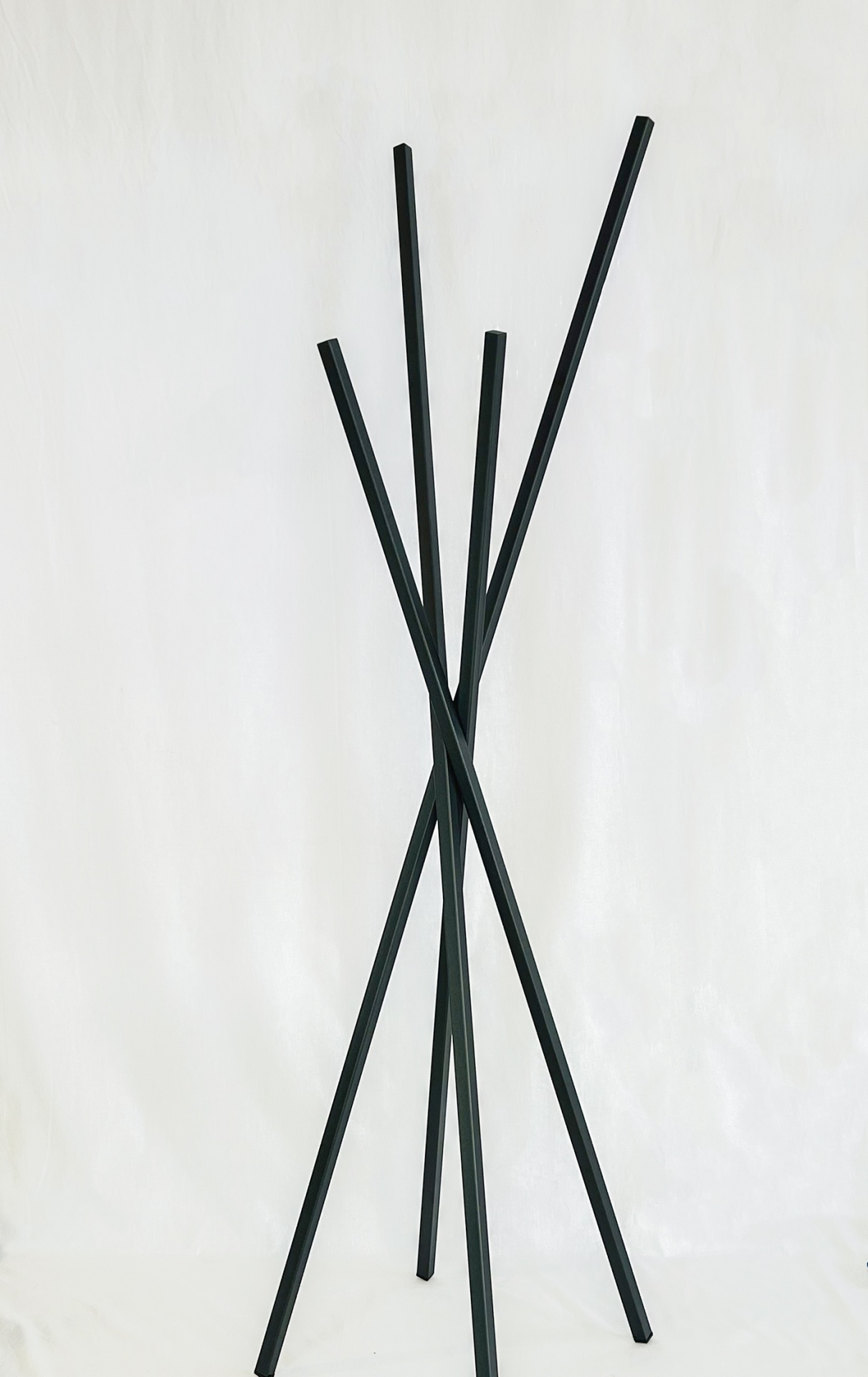 Bengaleiro001 Cabide de pé preto de metal com cinco hastes cruzadas sobre fundo branco