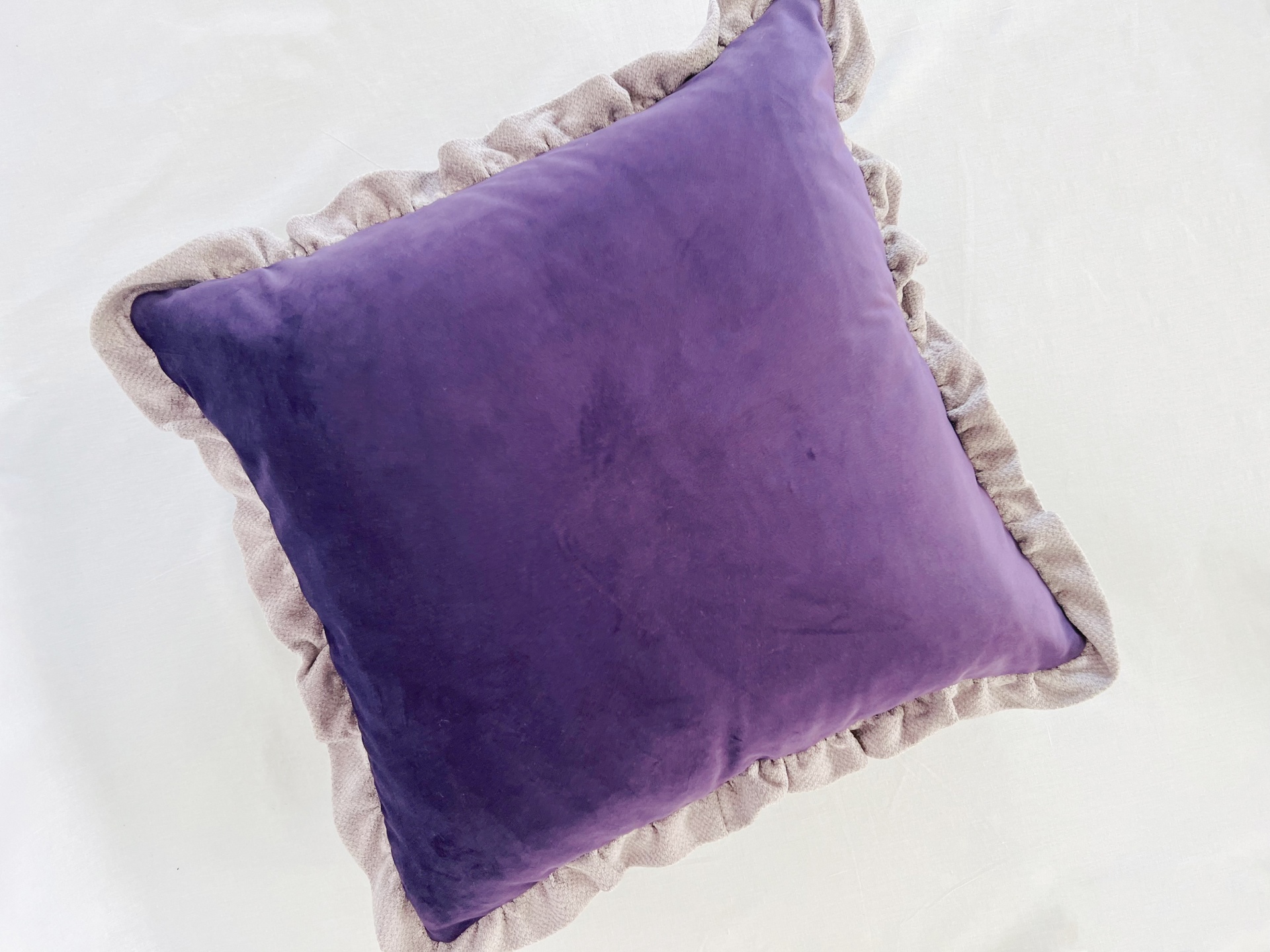AL5050Ega Almofada roxa com folho bege em tecido aveludado