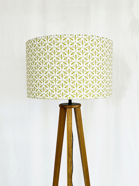 AB505030Dailos Candeeiro de pé com padrão geométrico amarelo esverdeado no abat-jour e base de madeira