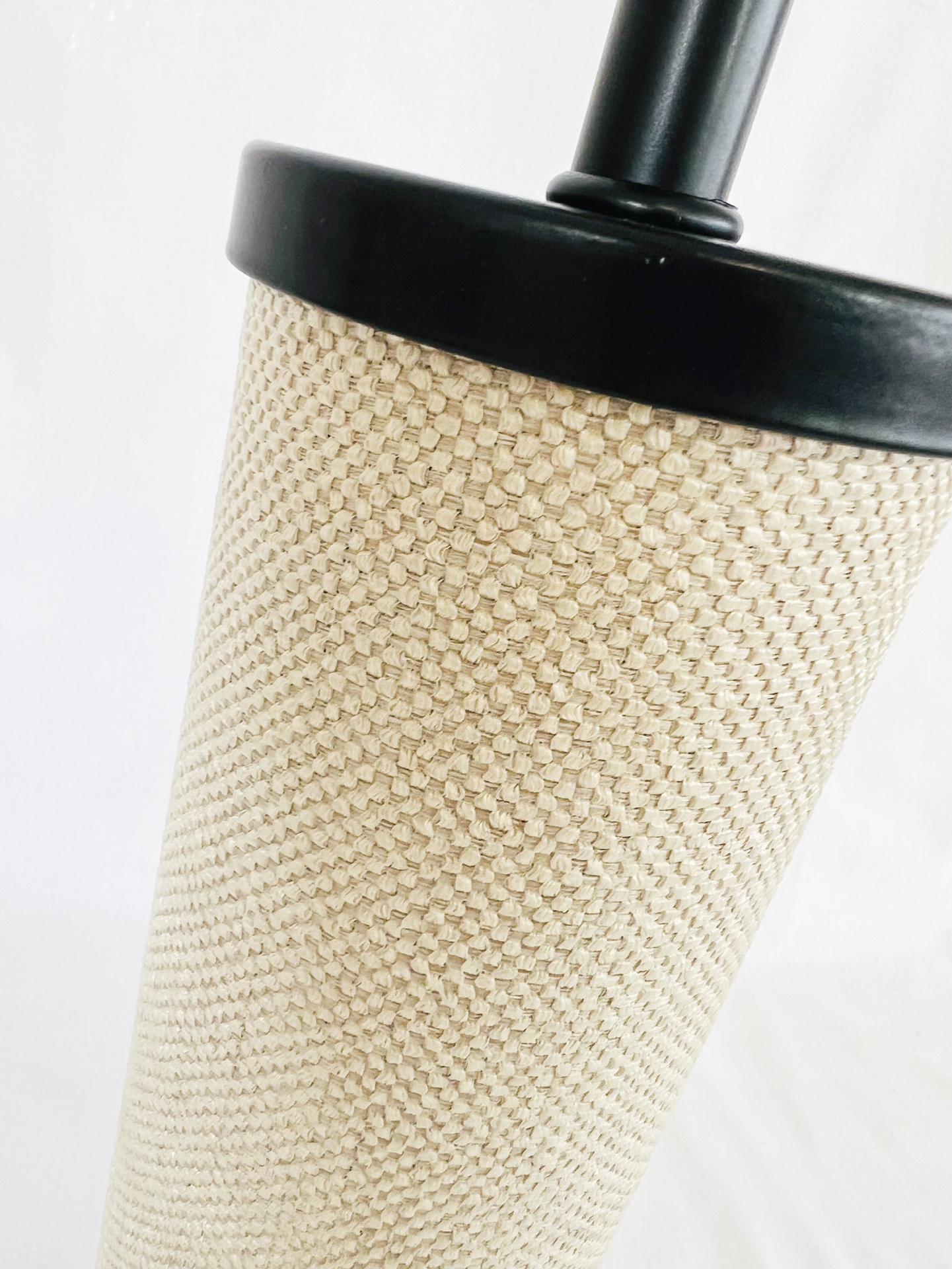 MF0021 rolador de cimento com tampa preta e superfície texturizada bege