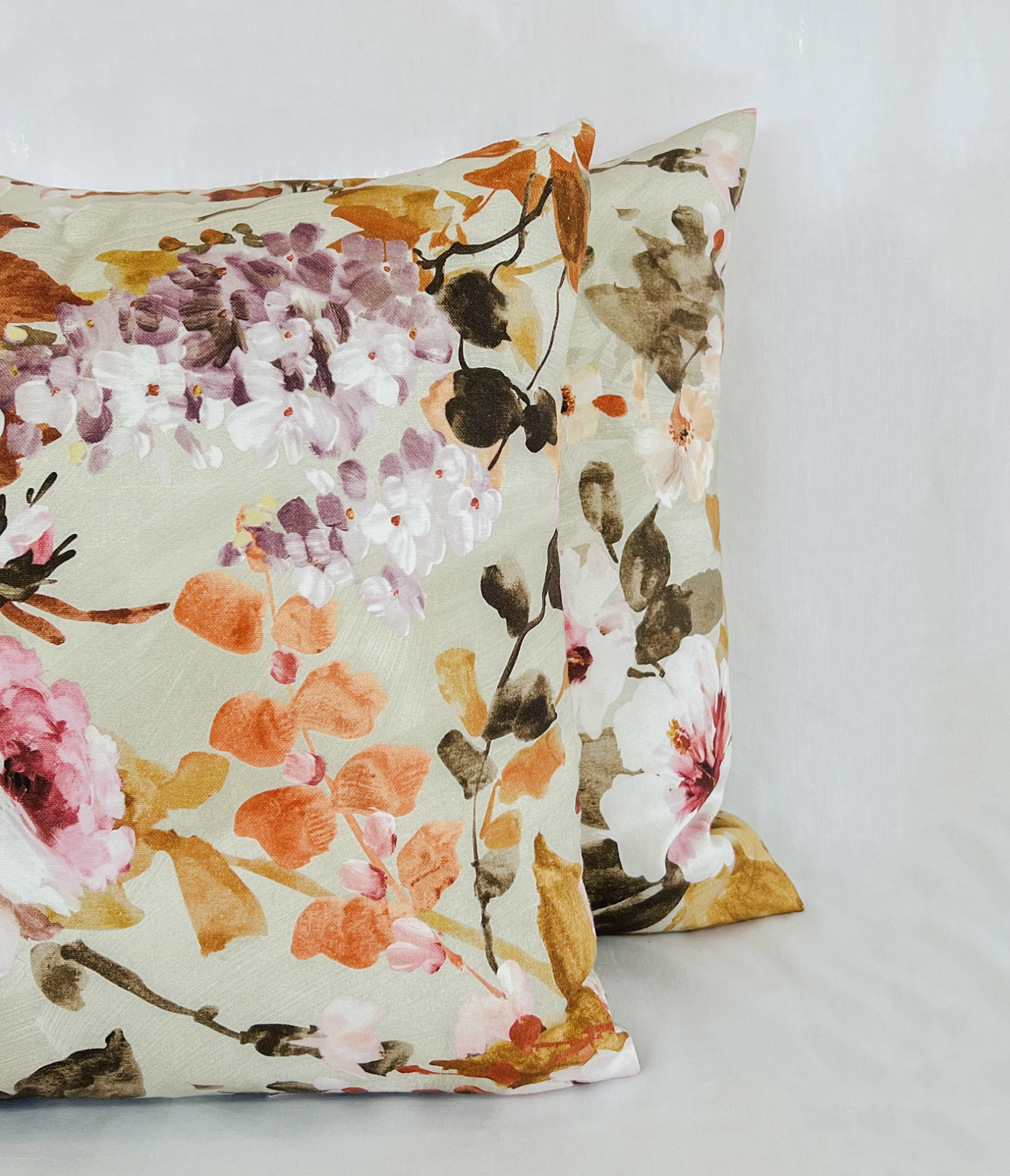 AL5050Genoveva Almofadas florais com várias cores sobre superfície cinza