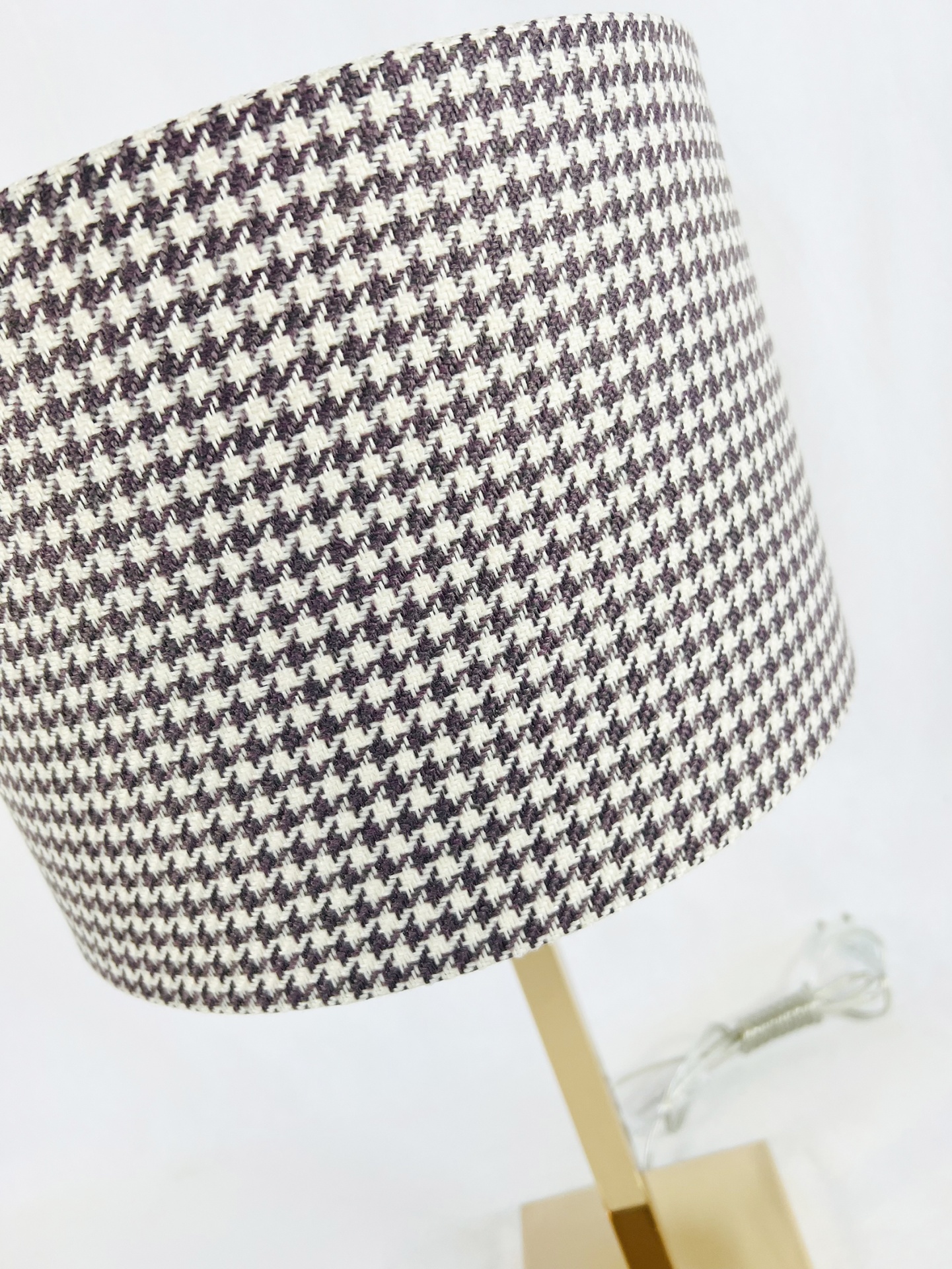 MF0019AB30 Abajur com cúpula pied-de-poule preta e branca e base dourada