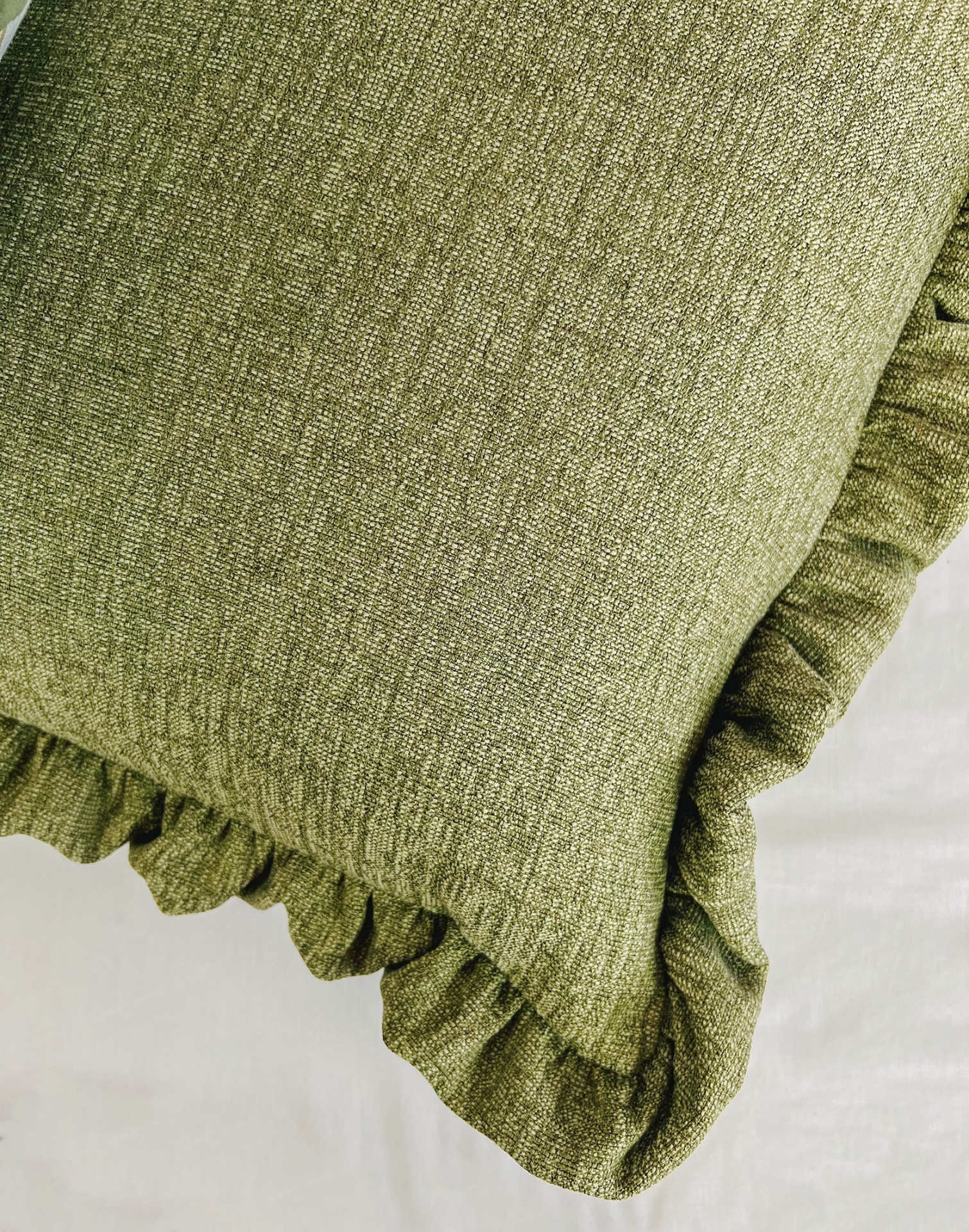 Al5050Evarest Almofada verde com borda ondulada sobre fundo branco