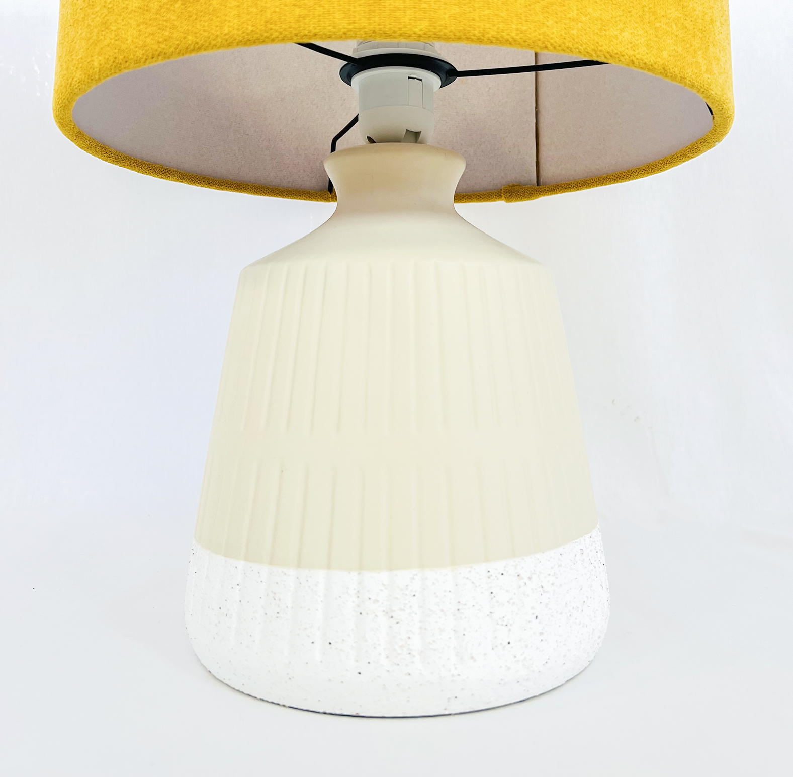 EL88225AB30 Candeeiro de mesa em cerâmica creme e branca com cúpula amarela