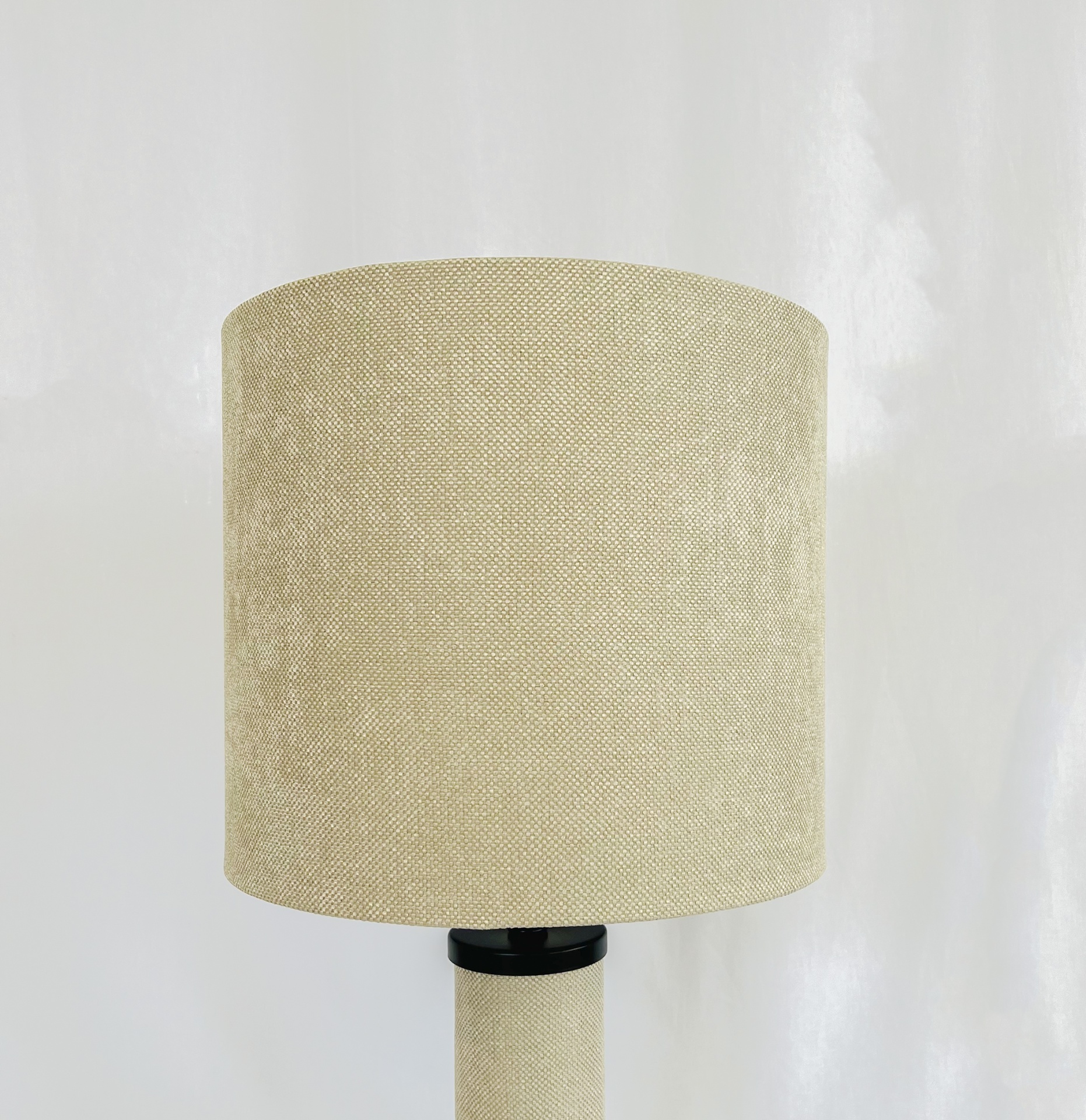 AB353530Fresno Candeeiro de mesa bege com cúpula de tecido e base revestida.