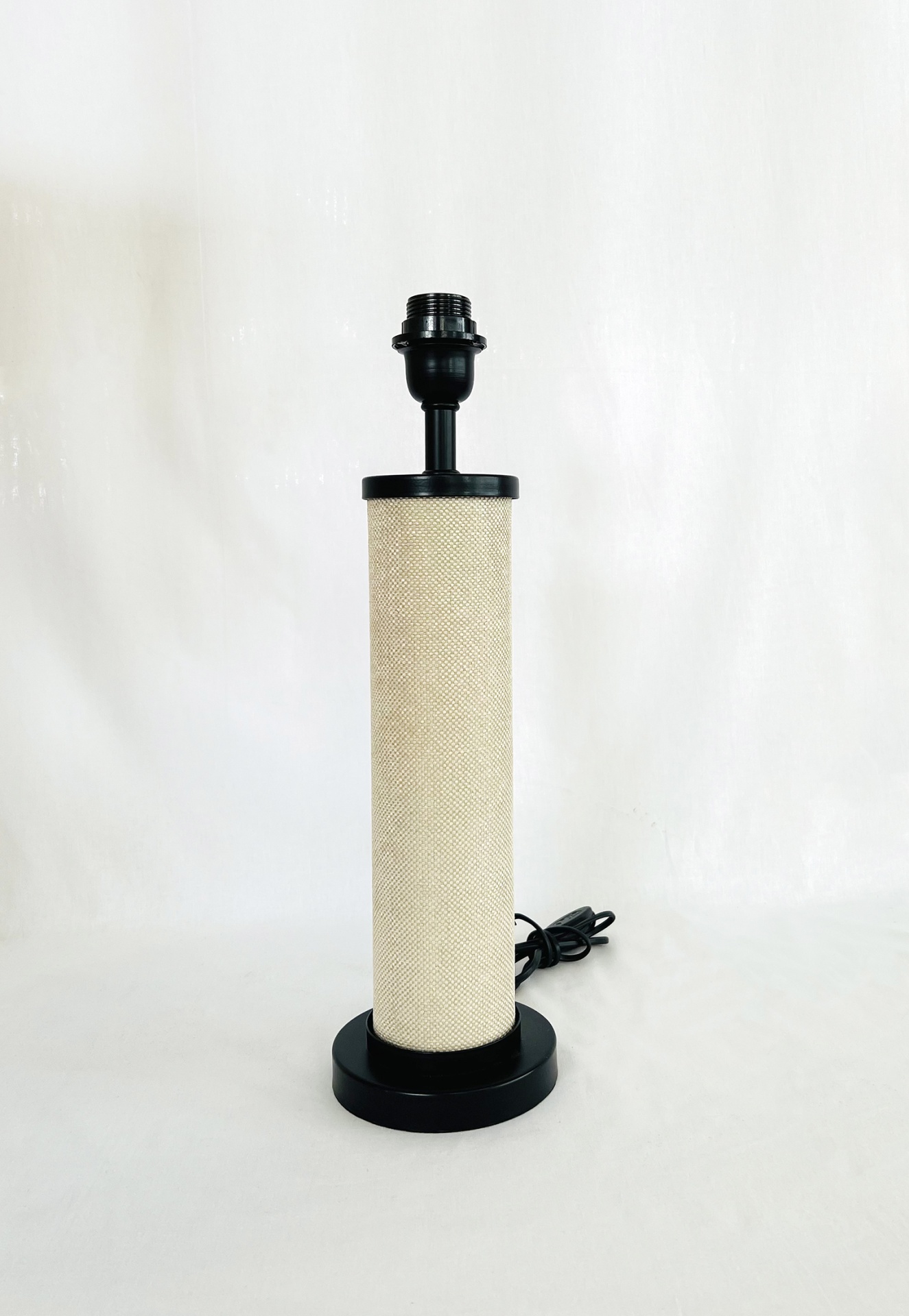 MF0021 Abajur cilíndrico com base preta e revestimento bege