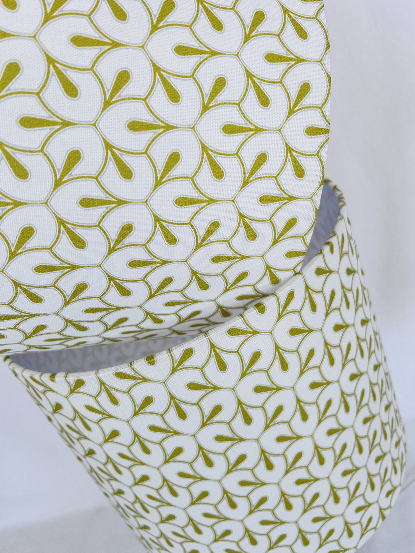 AB303025Dailos Objetos cilíndricos em tecido com padrão de folhas verdes