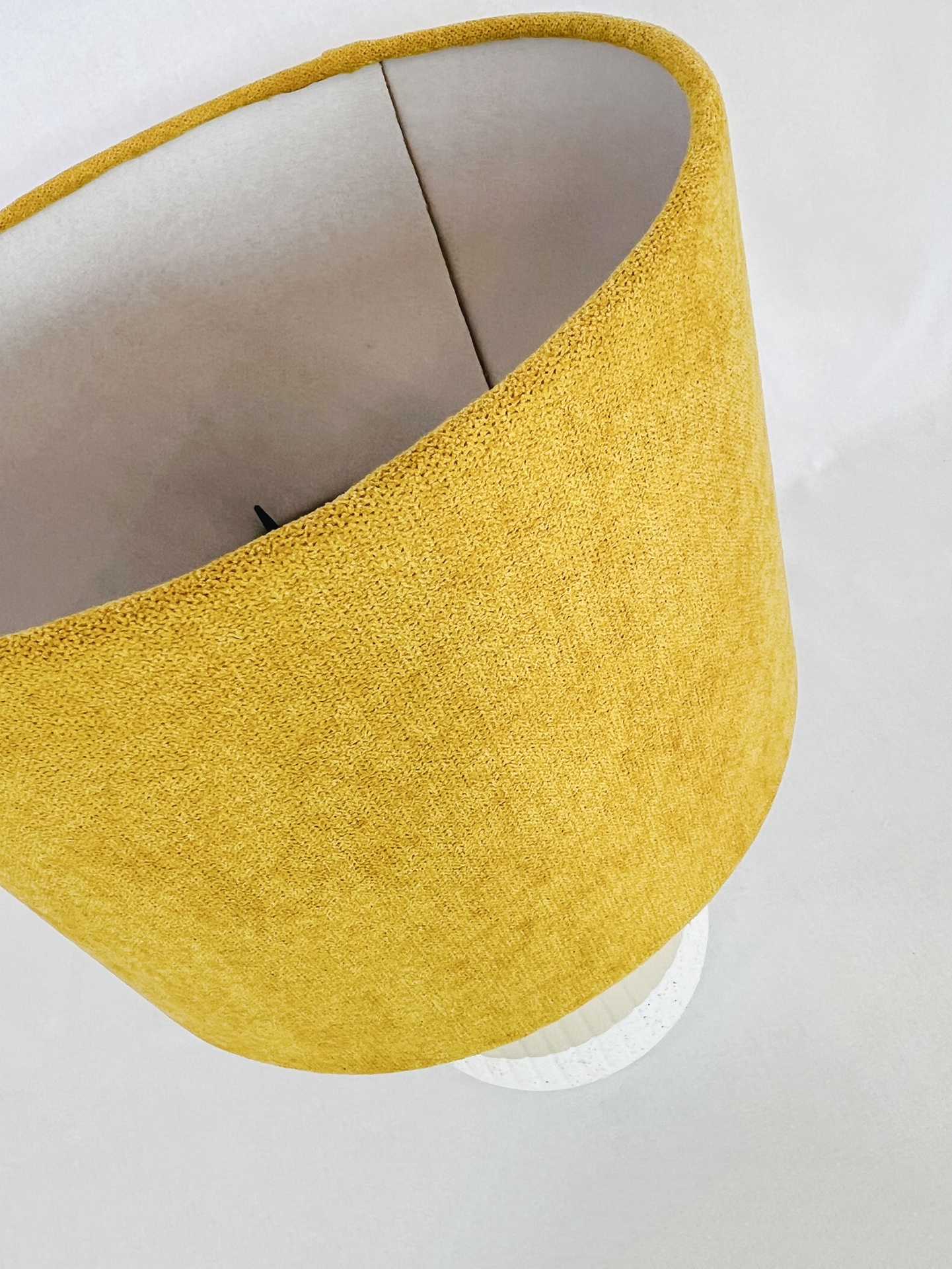 EL88225AB30 Abajur com cúpula amarela texturizada em tecido