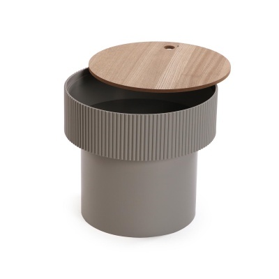 Mesa ou tamborete cilíndrico cinzento com tampa redonda de madeira clara