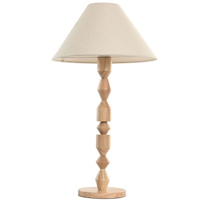 Candeeiro de mesa com base e corpo em madeira clara geométrico e cúpula bege.