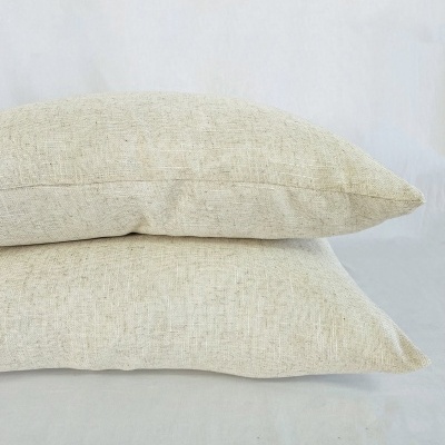 Duas almofadas retangulares bege claro em tecido de linho