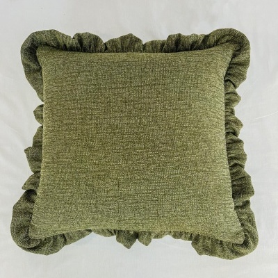 Almofada quadrada verde com barra franzida em tecido