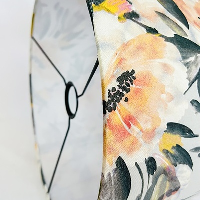 Cúpula de abajur com padrão floral e estrutura metálica preta