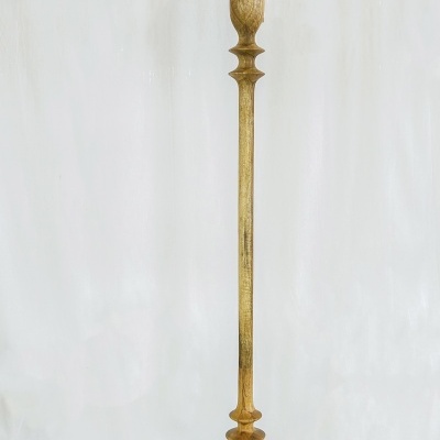 Candeeiro de pé em madeira natural com base redonda e haste torneada