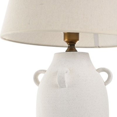 Abajur em cerâmica branca com cúpula de tecido