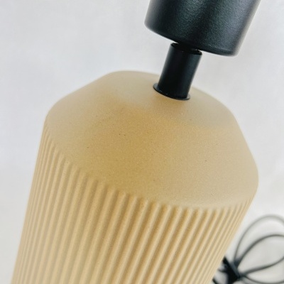 Candeeiro de mesa com base de cerâmica bege e suporte preto