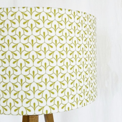 Abajur com cúpula branca e padrão geométrico verde e base de madeira