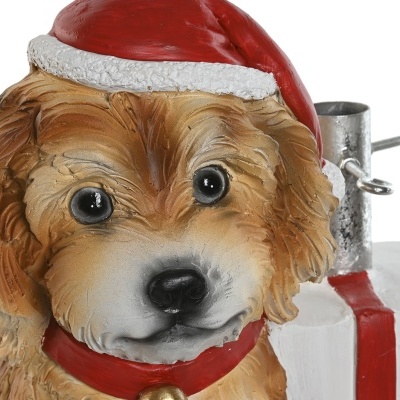 Figura decorativa de cão com chapéu de Pai Natal e caixa de presente ao lado