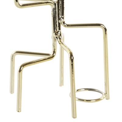 Suporte metálico dourado tubular com base quadrada e argola circular.