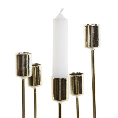 Castiçal dourado com cinco suportes e uma vela branca