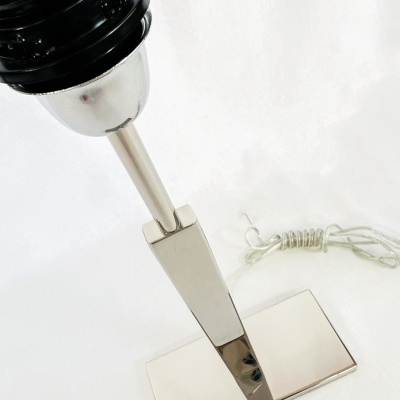 Candeeiro de mesa metálico prateado com base retangular e cabo elétrico branco