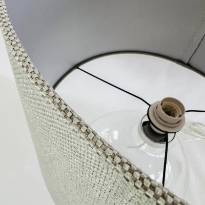 Abajur cúpula tecido branco com estrutura metálica e suporte lâmpada