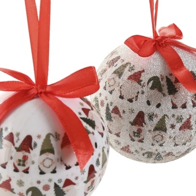 Bolas de Natal decorativas com gnomos e fitas vermelhas