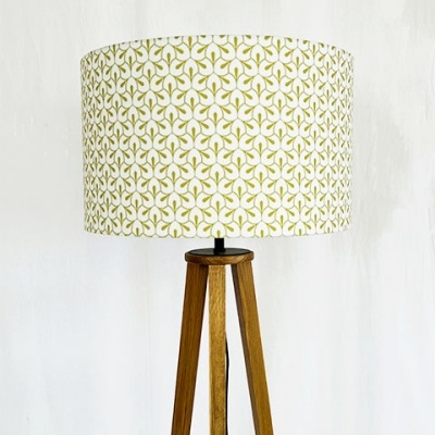 Candeeiro de pé com padrão geométrico amarelo esverdeado no abat-jour e base de madeira
