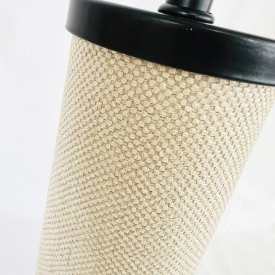 rolador de cimento com tampa preta e superfície texturizada bege