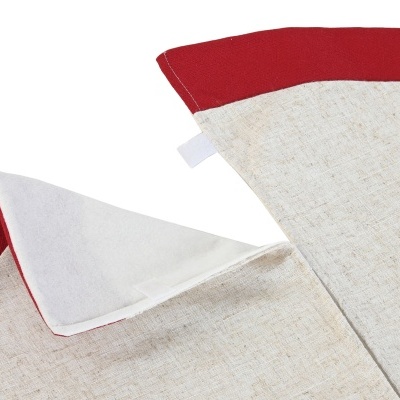 Tapete ou capa de tecido bege com borda vermelha e parte inferior branca