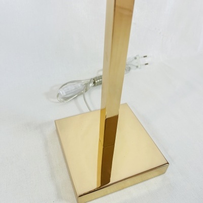 Base antiga de lâmpada dourada com cabo elétrico transparente