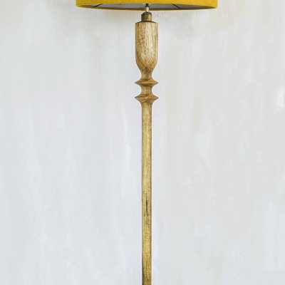 Candeeiro de pé em madeira clara com abajur amarelo