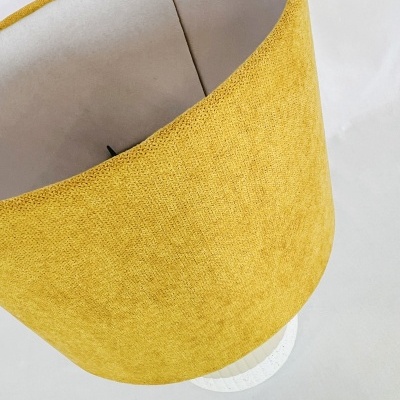 Abajur com cúpula amarela texturizada em tecido