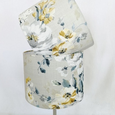 Abajur com cúpulas florais amarelas e cinza