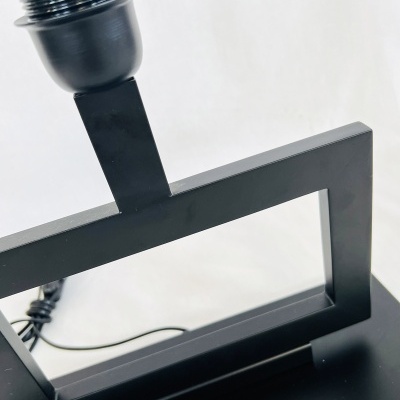 Candeeiro de mesa moderno em metal preto com base retangular e estrutura vazada retangular