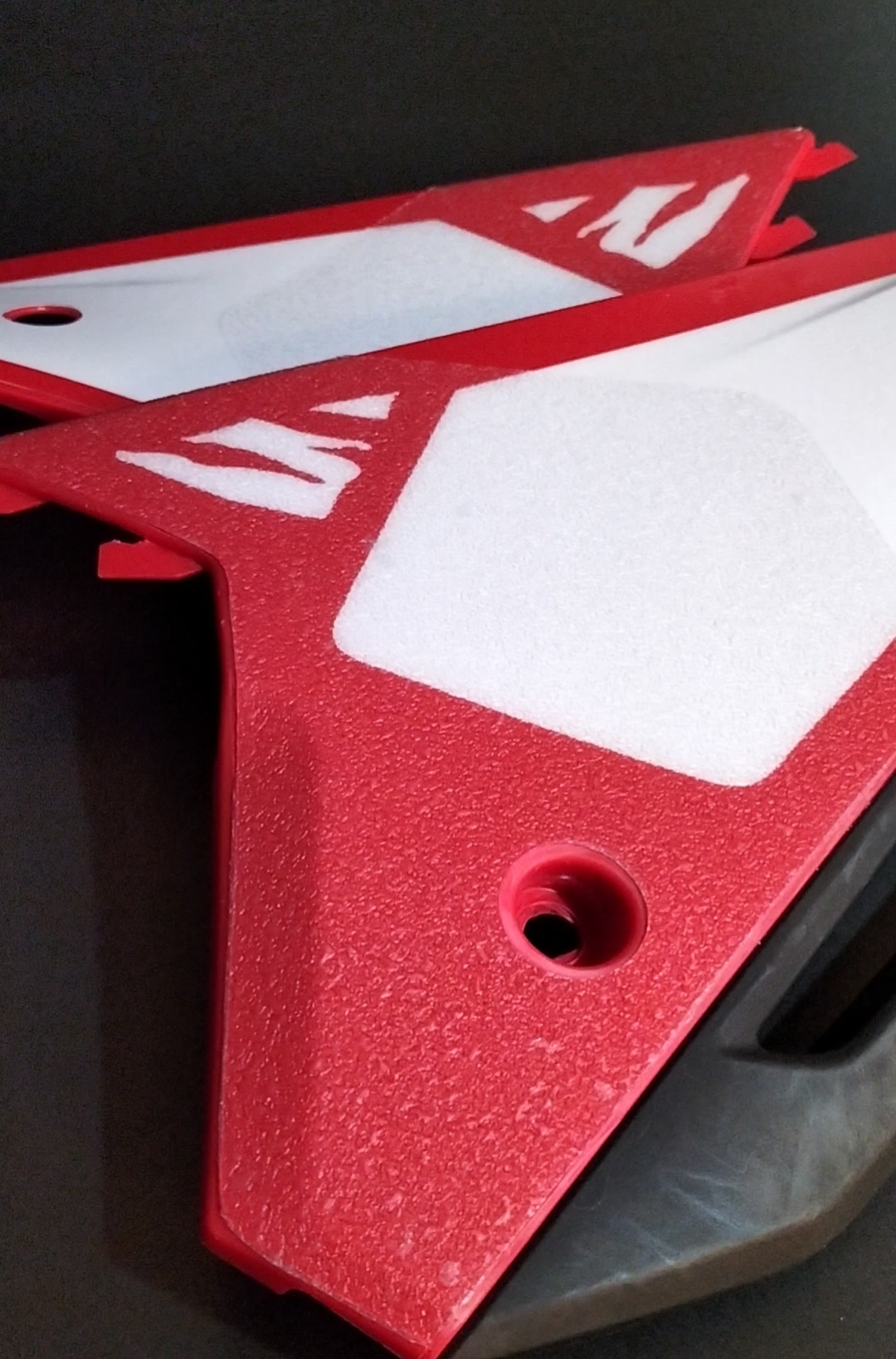 KIT ADESIVOS GRIP - HONDA CRF 250 2022 - 2024 Peças plásticas vermelhas e brancas com logotipo VA em superfície preta