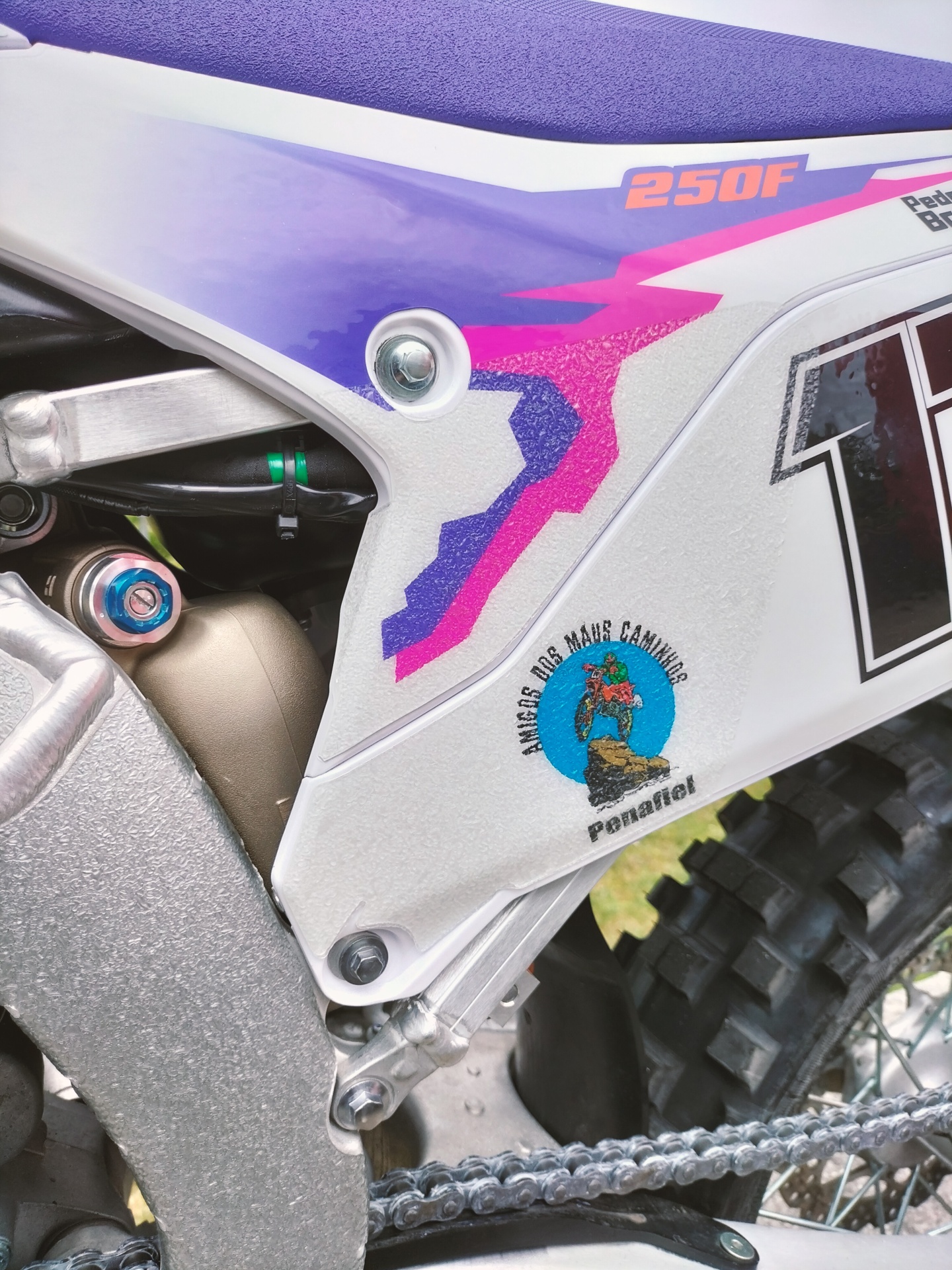 KIT ADESIVOS GRIP - YAMAHA YZ250F 2024-2026 Decalque lateral de moto branca com texto e gráficos coloridos