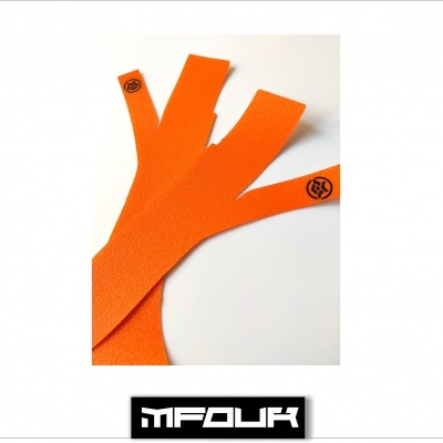 Três fitas adesivas laranja com símbolos pretos e texto MF0UR no fundo