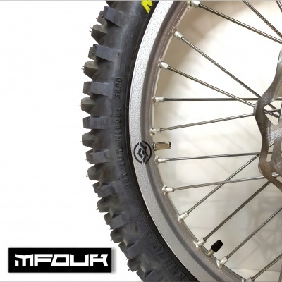 Roda de bicicleta com pneu de cravo preto e aro prateado