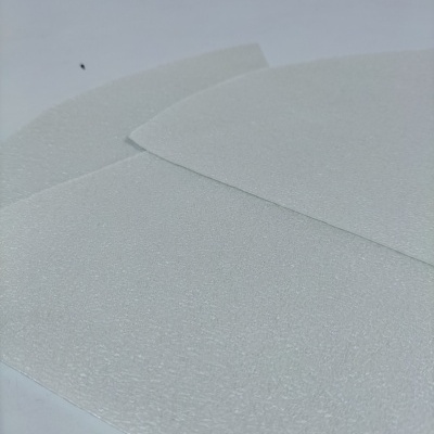 Folhas brancas de papel com textura granulada sobre superfície branca
