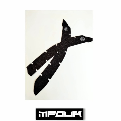 Peça preta texturizada com logótipos brancos e texto MFOUR