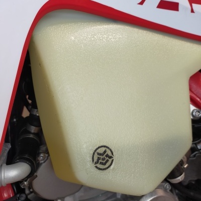 Tanque plástico amarelo claro com símbolo preto em moto vermelha com texto branco 'GAS'